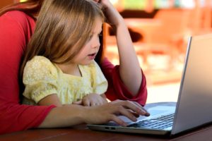 Kind lernt am Computer mit HIlfe eines Mathespieles